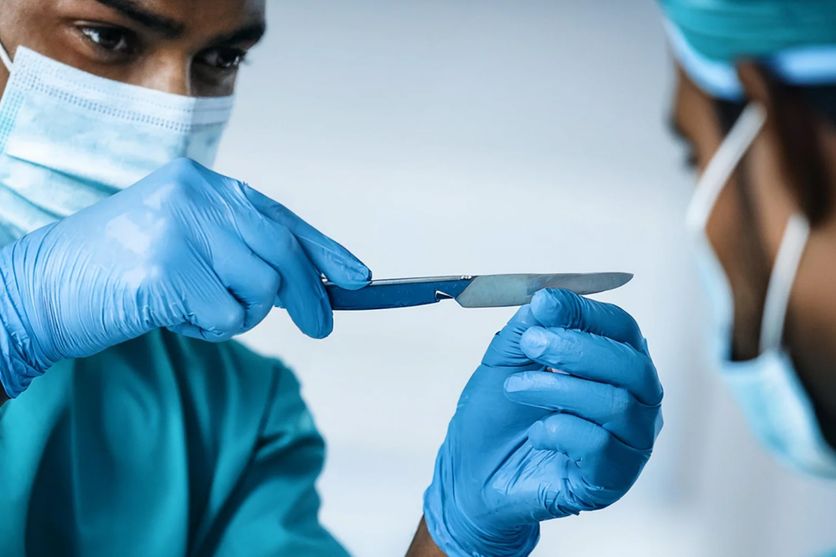surgical scalpel3.jpg