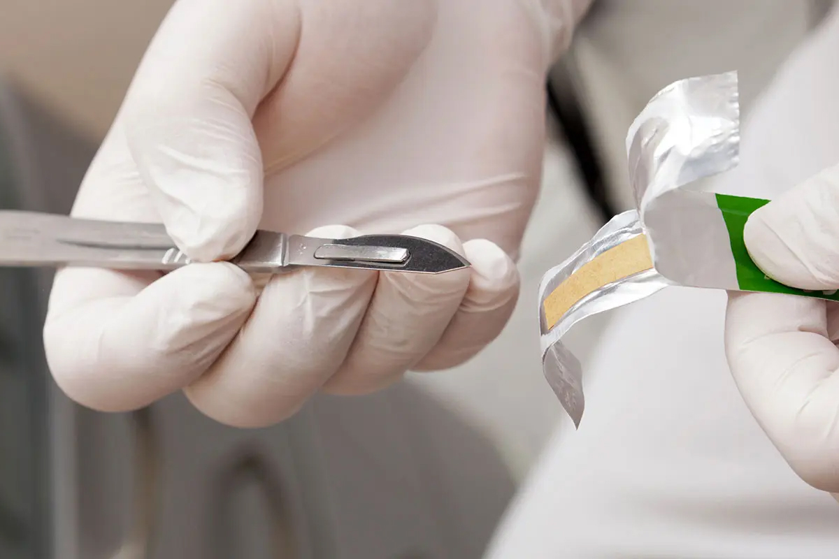 surgical scalpel3.jpg